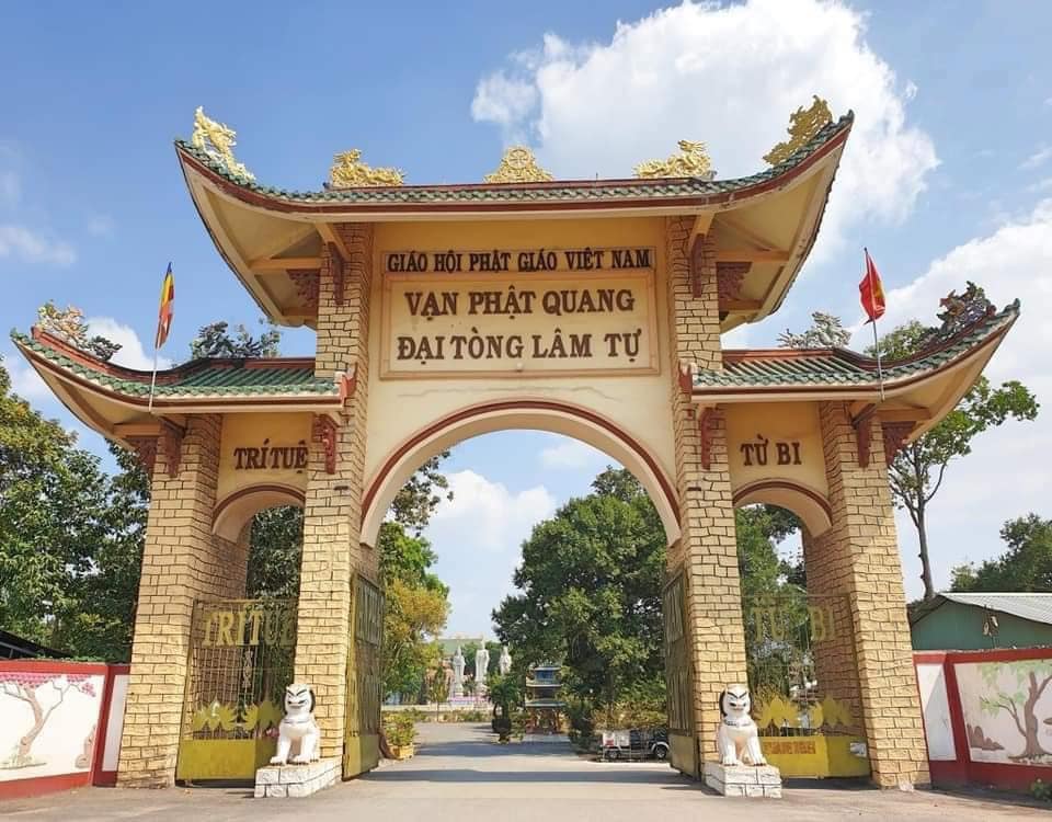 Cổng tam quan chùa Đại Tòng Lâm